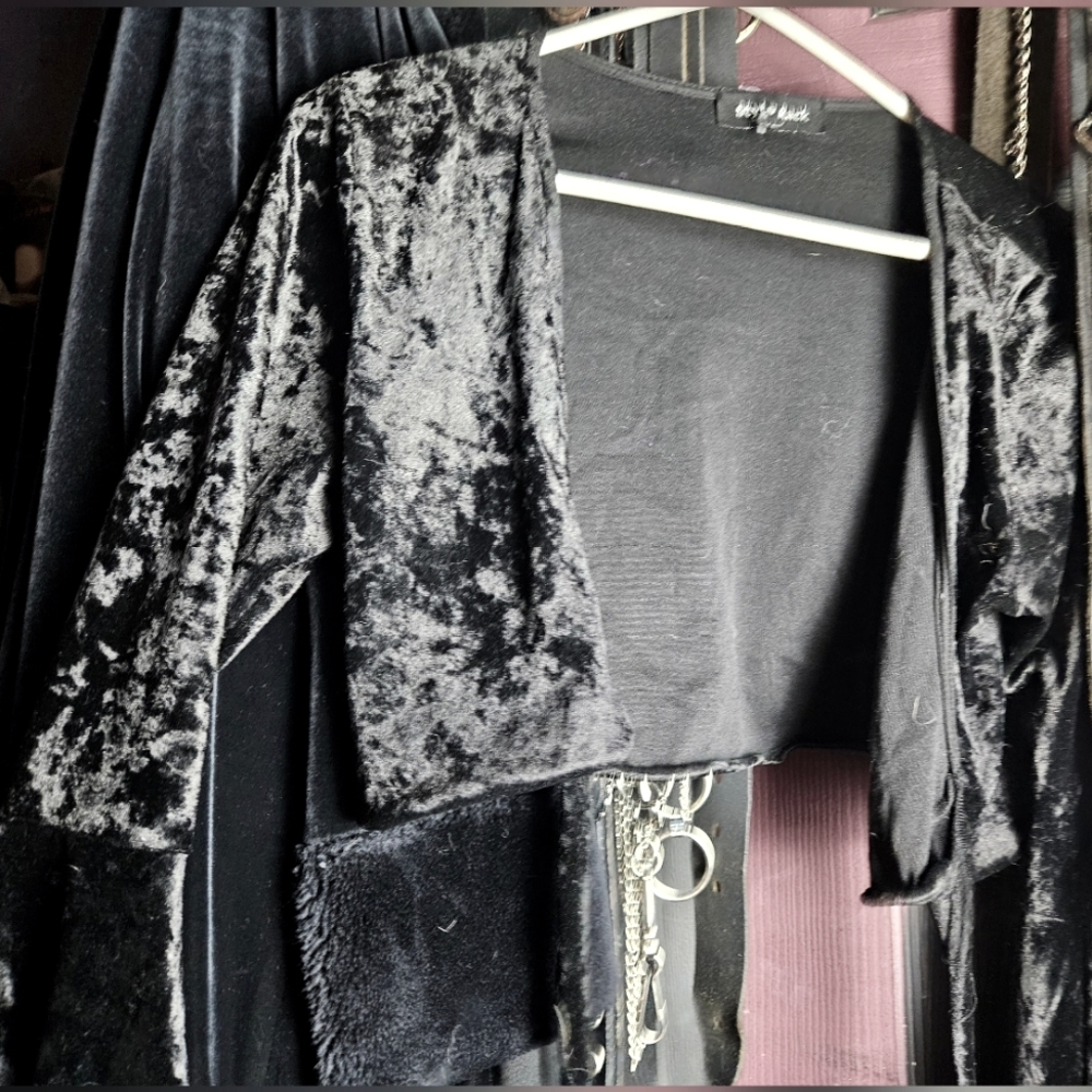 Bellsleeve crushed velvet shrug